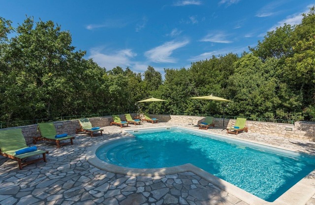 Villa Ana with shared Pool in Resort Vlakovo