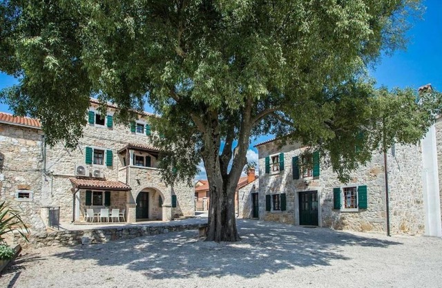 Villa Antonci-18, pool, 3 houses, jacuzzi, private territory