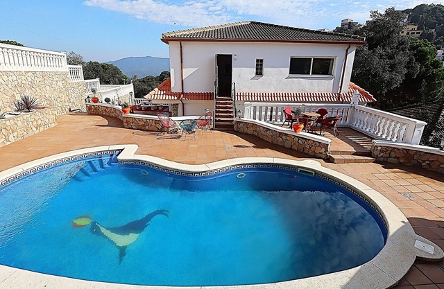 Villa Atenea-vistas a la montaña , piscina privada, capacidad 12 personas