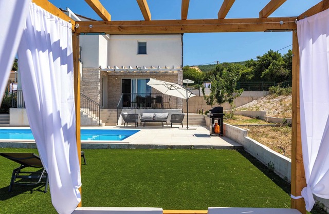 Villa Aurora Summary: