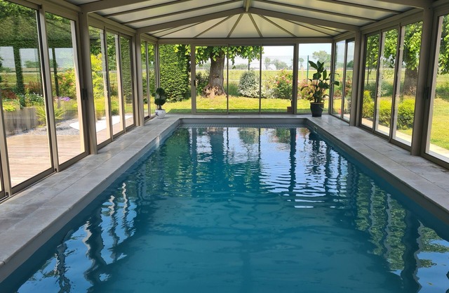 Villa, beach 3 km away, large indoor pool 28°, sauna, jacuzzi, 5* classification