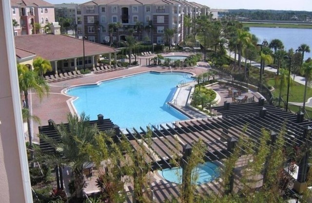 Villa Bella Vista Cay Penthouse/Lakefront Condo Overlooking the Pool & Lake Cay