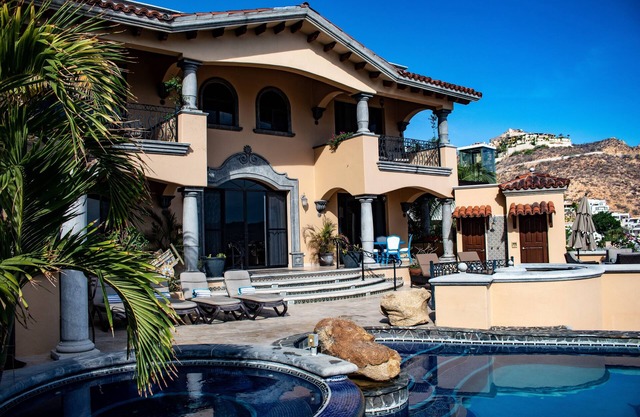 Villa Beltramo- Captivating Views, Moments From Downtown, Luxury Paradise