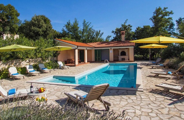 Villa Biljana, Comfort & Scenic Beauty with Access to Two Shared Pools