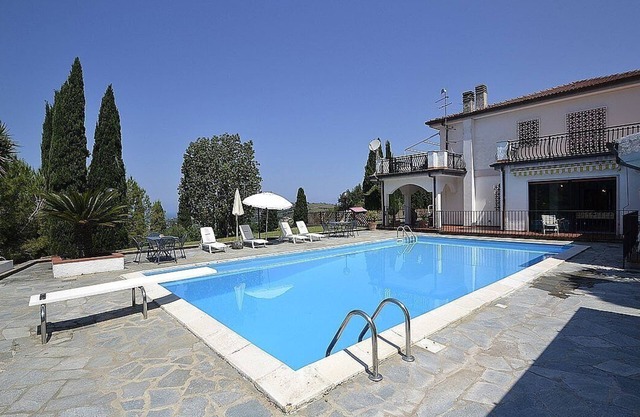 Villa Calipso A: A pleasant and spacious apartment that covers the entire ground floor of a villa situated on a promontory facing the sea, with Free WI-FI.