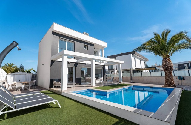 Villa 'Casa Bos Palm Tree with Pool' with Private Pool, Wi-Fi and Air Conditioning