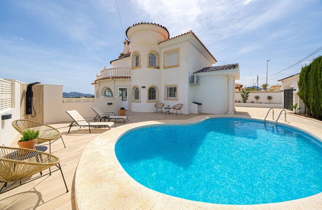 Villa "Casa Metro" with Pool, Garden, Balcony, A/C & Wi-Fi