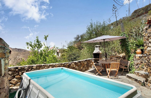 Villa 'Casa Rural Pepita la de las Flores' with pool, terrace and Wi-Fi