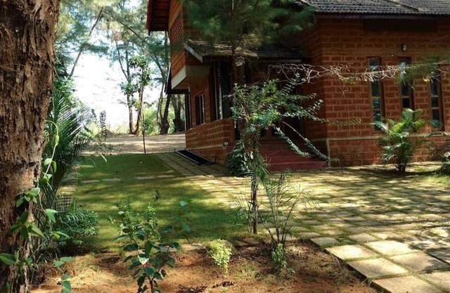 Villa Casuarina, near beach in sprawling grove