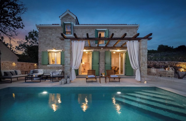 Villa Cavalleria Rusticana with heated pool and vineyard
