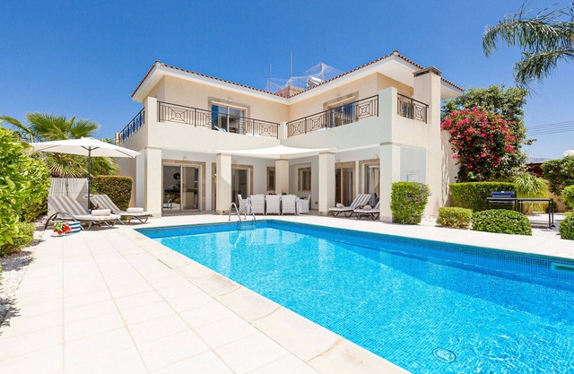 Villa CHIARA - 4 Bedroom Villa with Private Heated Pool & Jacuzzi/Spa