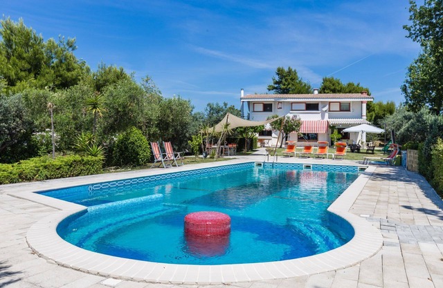 Villa Claudia with sea view, pool, air conditioning, just 5 minutes from the beach of Alba Adriatica