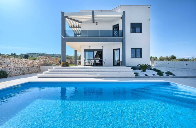 Villa Clear Skies - pool, jacuzzi, location, sea views, comfort and design