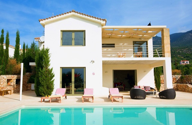 Villa 'Corali Ideales Resort' with Sea View, Wi-Fi and Air Conditioning