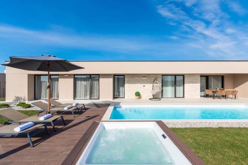 Villa Daleo with heated pool and jacuzzi near Porec