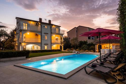 Villa Duga in Poreč for 12 people with sea view & only 1,2 km from beach