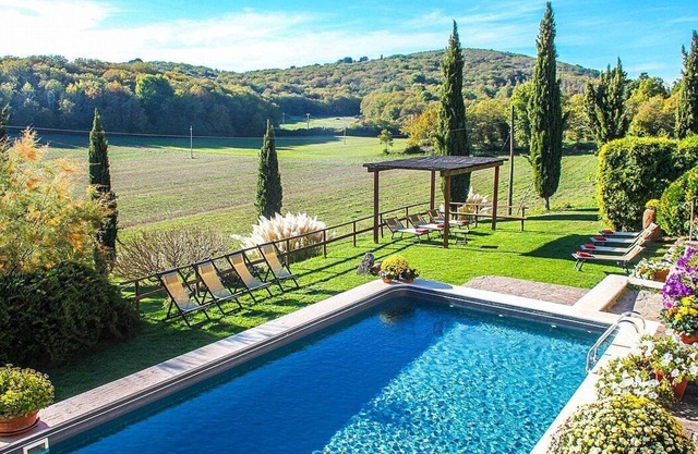 Villa Ebe: An elegant and welcoming two-story villa in the characteristic style of the Tuscan countryside, with Free WI-FI.