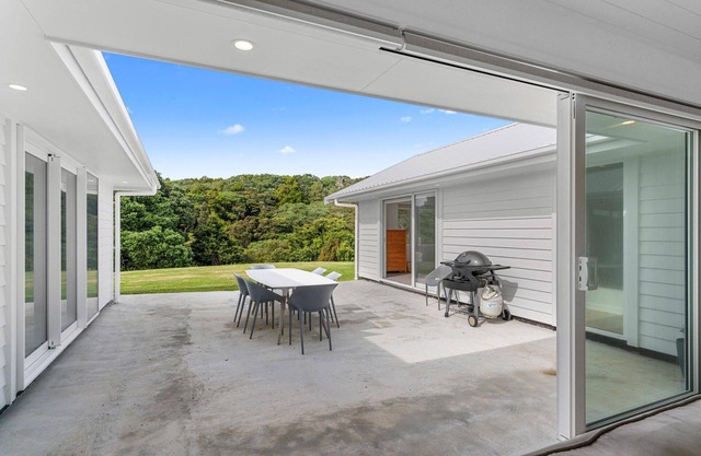 Villa Elena - Brand new, sunny, well-appointed holiday home, walking to beach