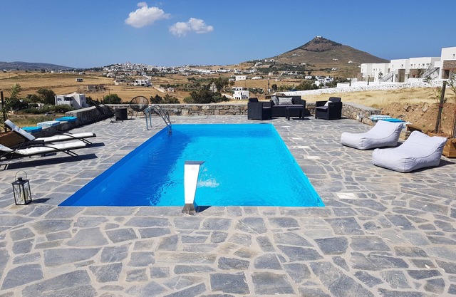 Villa Emartena for 14 guests w/3pools, 3 outdoor Jacuzzi near Punda Beach