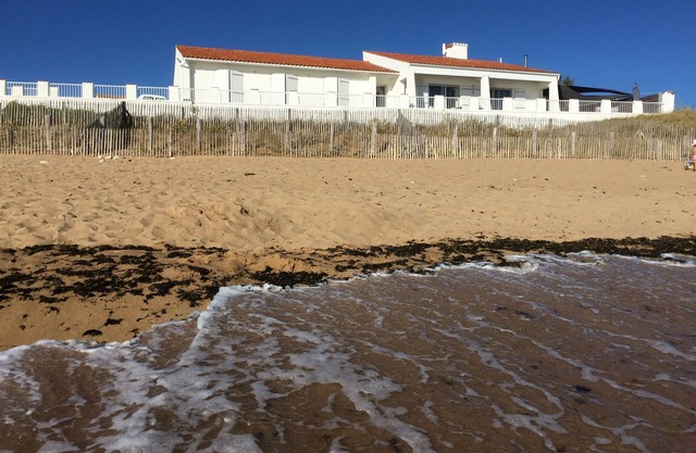 villa feet in water sleeps 12 living room living room kitchen sea view 5 bedrooms