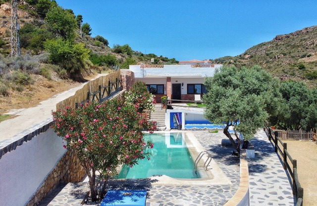 Villa for 4 with feature pool & great reviews