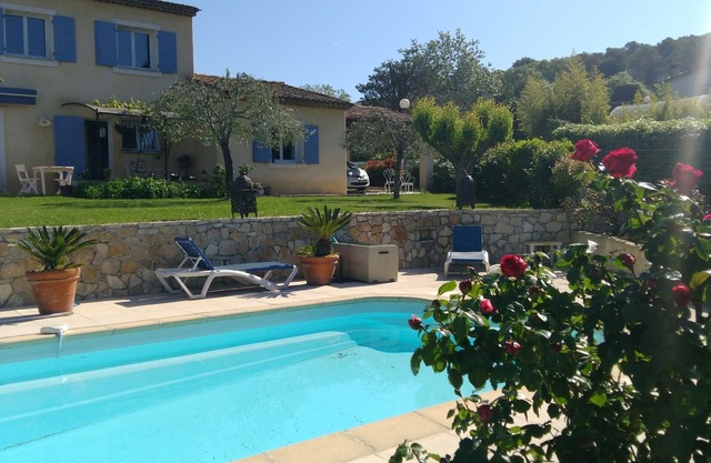 Villa for 8-private pool-4 air-conditioned bedrooms-2 bathrooms- GOLF 3mn away