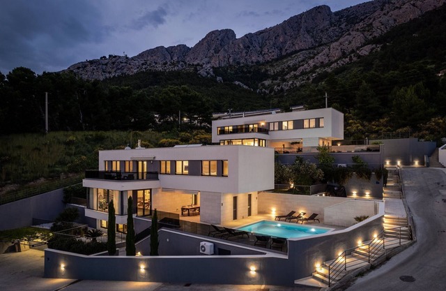Villa Forti Dva - 5 Bedroom Modern Villa - Sister Villa Available - Sea Views