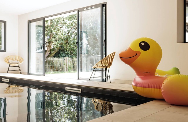 Villa Frégate, elegant and friendly, indoor heated pool, golf and beach