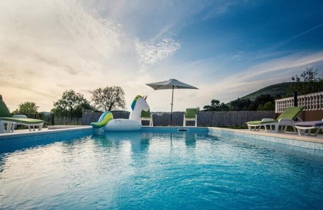 Villa Gabi / Charming house with heated private pool, BBQ, Private Parking, parties allowed and children playground