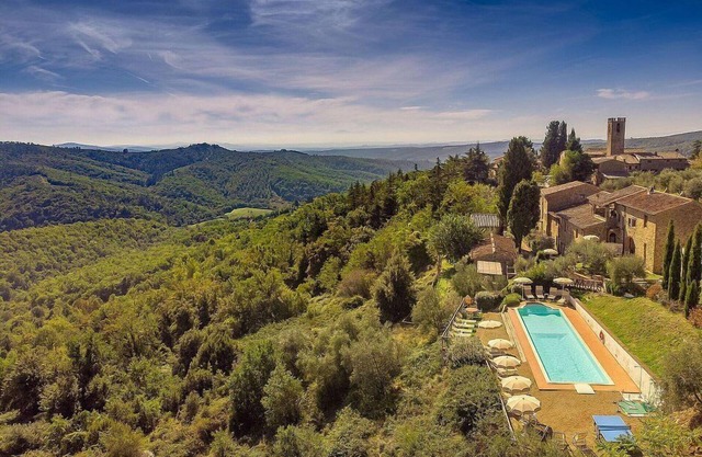 Villa Gallonero: A spacious age-old farm house surrounded by the greenery, with Free WI-FI.