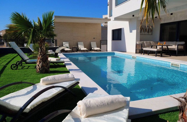 Villa Golden Shine with heated pool, Primošten