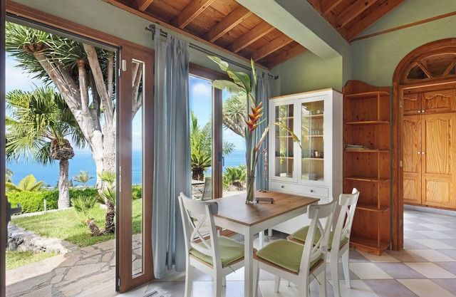 Villa 'Gorgonia' with Sea View, Private Garden and Wi-Fi