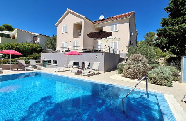 Villa Gudelj, 30m from the beach, air-conditioned, kayaks, bicycles, heated pool