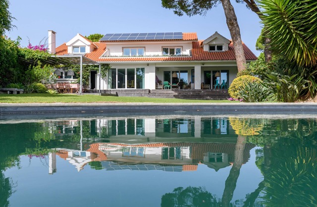 Villa in Cascais with daily housekeeping 4 hours/day. Private pool and garden