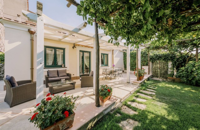 Villa in historic center with large garden, parking, air conditioning and WiFi
