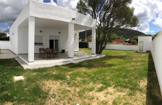 Villa in Los Caños de Meca of 600m2 plot next to the field and the beach.
