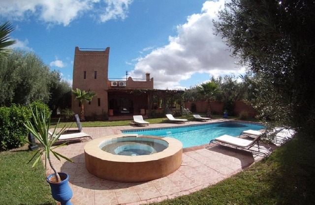 VILLA in Marrakech, kasbah style, no VIS à VIS, exclusive swimming pool