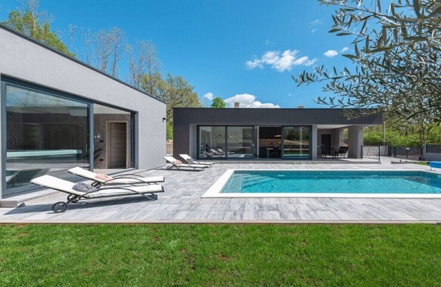 Villa in Županići with swimming pool