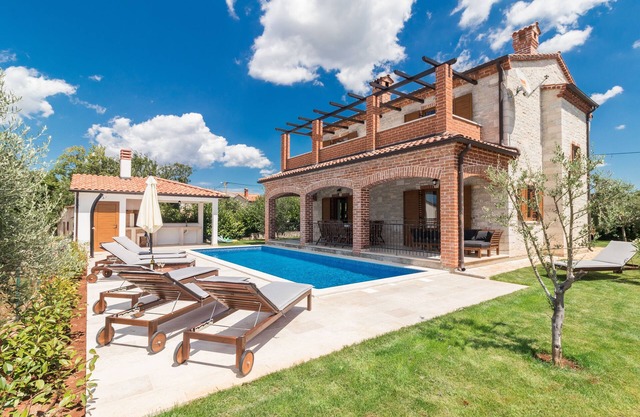 Villa Ingrid with large pool near Porec