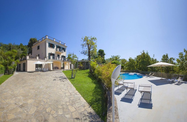 Villa Il Noce with Private Pool, SPA, Garden, BBQ and Parking