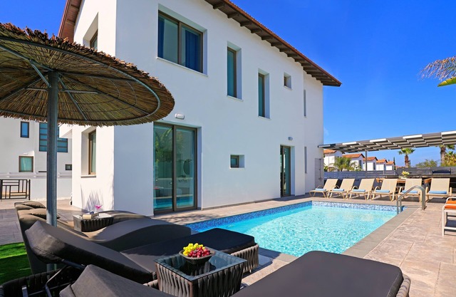 VILLA JASMIN - Walking to Trinity Beach