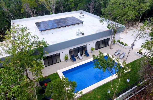 Villa Kiin Ha - Luxurious 5-BR Villa with Swim-Up Pool