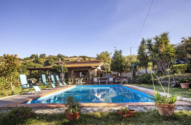 Villa 'L'Uliveto' with Sea View, Private Pool and Wi-Fi