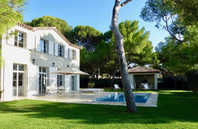 Villa La Bergerie Neuve with lagoon view