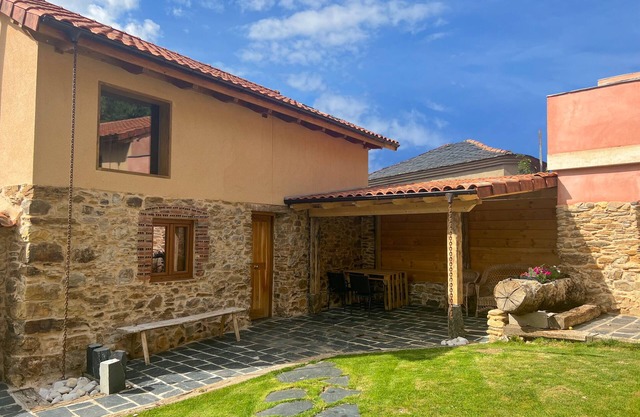 Villa la Roza I. With fireplace, next to the river and in the Omaña valley