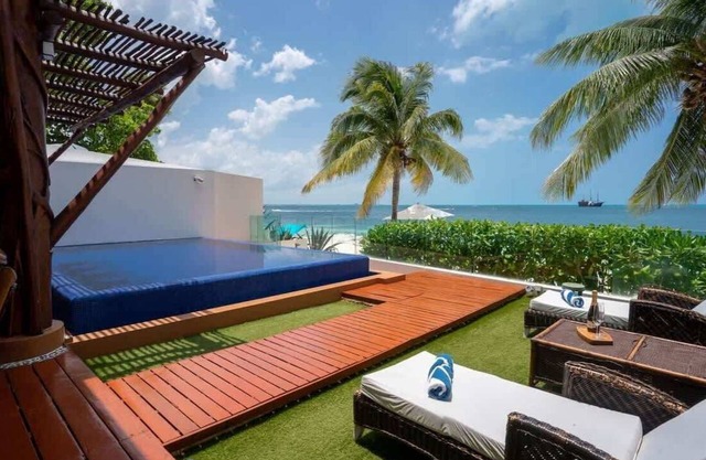 Villa Langosta | 6BR | Luxury Beachfront Stay