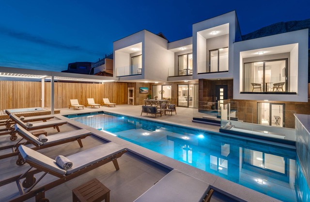 Villa Largo with 4 en-suite bedrooms, heated 33 sqm pool, sea views