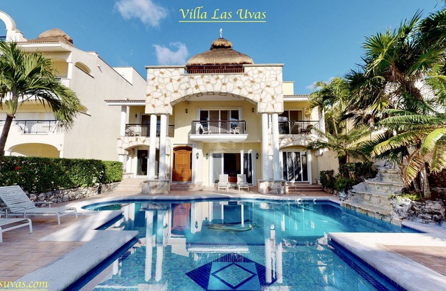 Villa las Uvas, Luxury Beachfront Villa in the Caribbean.
