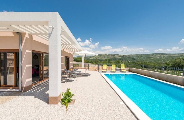 Villa Longfield with private heated pool