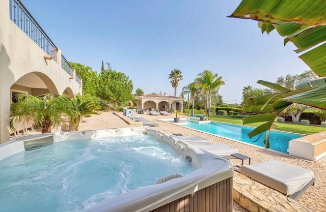 Villa Mali - Family villa with large heated pool and jacuzzi!